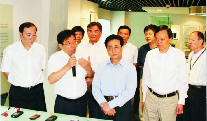 曾任中央书记处书记赵洪祝（时任浙江省委书记）；中央政治局委员黄坤明（时任杭州市委书记）